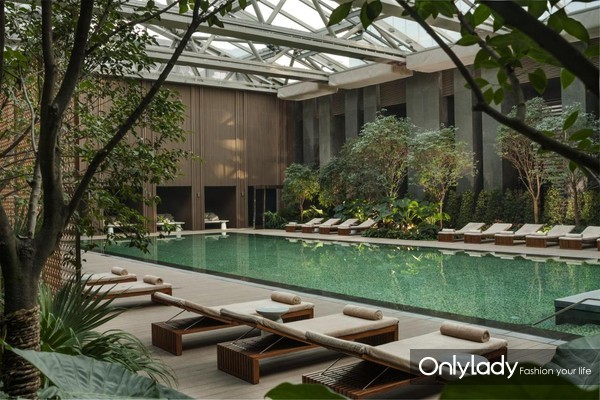 北京瑰丽酒店游泳池