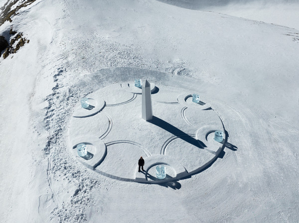 HUBLOT宇舶表品牌大使丹尼尔·阿尔轩（Daniel Arsham）打造Light & Time雪中日晷装置 (9)