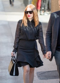 Jessica Chastain佩戴Givenchy 7011/S太阳眼镜现身洛杉矶街头