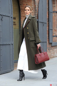 Olivia Palermo演绎Longchamp「珑骧」Paris Premier系列手袋