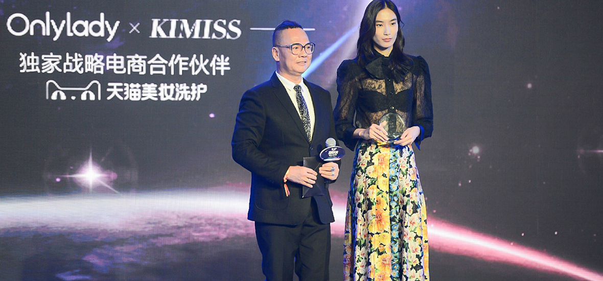 中国超模薛冬琪获得“人气超模”奖项